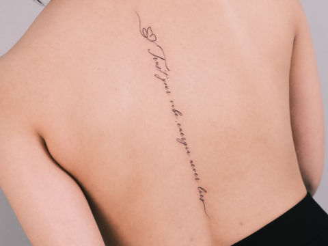 Hình xăm chữ nét mảnh nhẹ nhàng