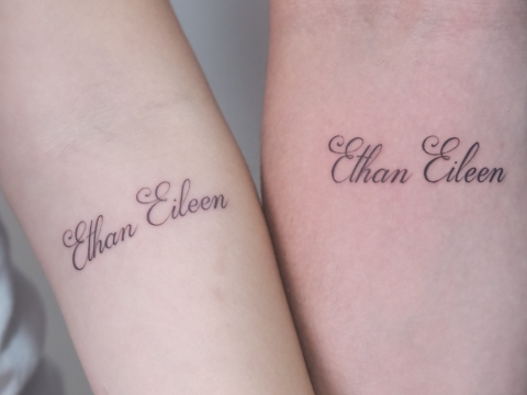 Hình xăm chữ nét mảnh nhẹ nhàng