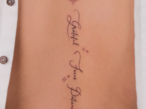 Hình xăm chữ nét mảnh nhẹ nhàng