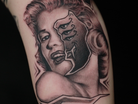 Hình xăm trắng đen ấn tượng 