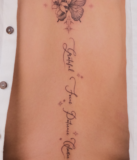 Hình xăm chữ nét mảnh nhẹ nhàng